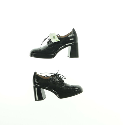 Hispanitas fekete magassarkú félcipő